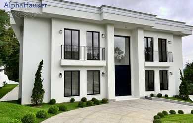 Imagem: A casa possui 4 Dormitórios, 5 Banheiros, 5 Vagas na garagem