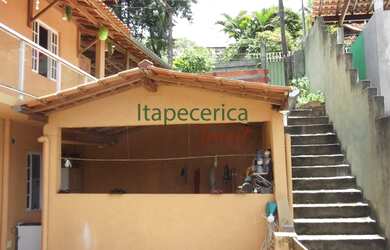 Imagem: A casa possui 3 Dormitórios, 2 Banheiros, 2 Vagas na garagem