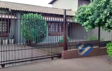 Imagem: A casa possui 3 Dormitórios, 3 Banheiros, 4 Vagas na garagem