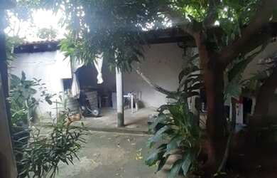 Imagem: A casa possui 3 Dormitórios, 2 Banheiros, 2 Vagas na garagem