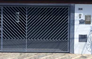 Imagem: A casa possui 3 Dormitórios, 2 Banheiros, 2 Vagas na garagem