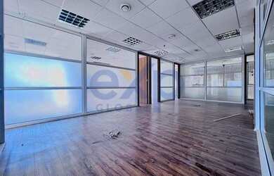 Imagem: O depósito possui 4 Vagas na garagem, 160m² de Área e está