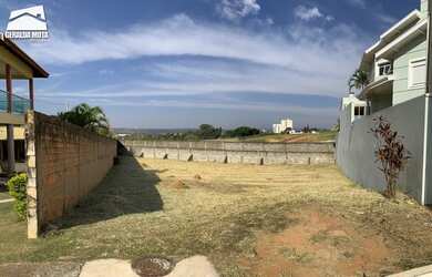 Imagem: O terreno possui 832m² de Área e está localizado em Village