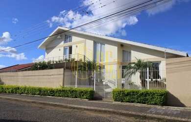 Imagem: A casa possui 3 Dormitórios, 2 Banheiros, 3 Vagas na garagem