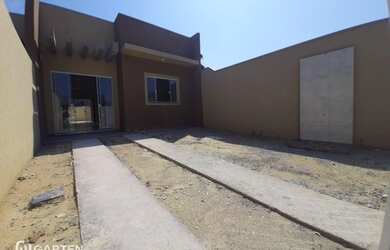 Imagem: A casa possui 3 Dormitórios, 2 Banheiros, 2 Vagas na garagem