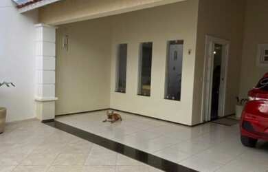 Imagem: A casa possui 3 Dormitórios, 2 Banheiros, 2 Vagas na garagem