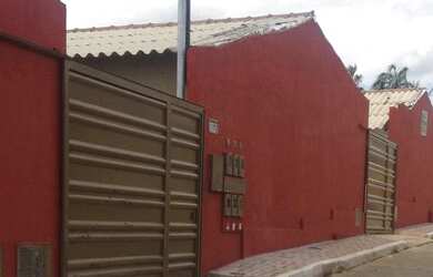 Imagem: A casa possui 2 Dormitórios, 1 Banheiro, 1 Vaga na garagem