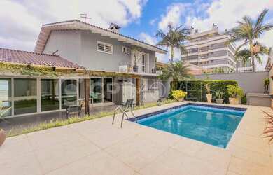 Imagem: A casa possui 4 Dormitórios, 1 Banheiro, 4 Vagas na garagem