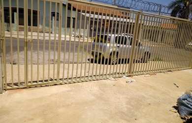 Imagem: A casa possui 5 Dormitórios, 2 Banheiros, 2 Vagas na garagem