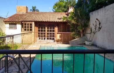 Imagem: A casa possui 3 Dormitórios, 3 Banheiros, 3 Vagas na garagem