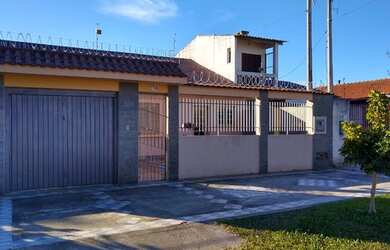 Imagem: A casa e possui 3 Dormitórios, Suítes, 2 Banheiros, 4 Vagas