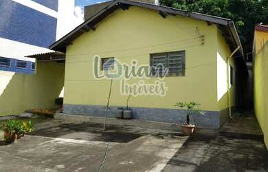 Imagem: A casa possui 2 Dormitórios, 1 Banheiro, 3 Vagas na garagem