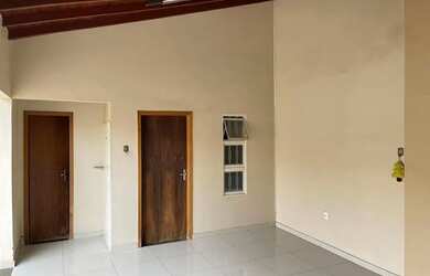 Imagem: A casa possui 3 Dormitórios, 2 Banheiros, 3 Vagas na garagem