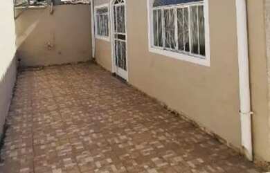 Imagem: A casa possui 3 Dormitórios, 1 Banheiro, 1 Vaga na garagem