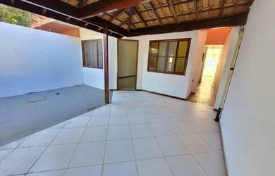 Imagem: A casa possui 3 Dormitórios, 2 Banheiros, 1 Vaga na garagem