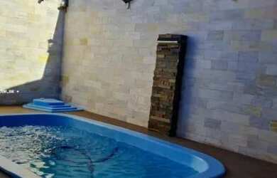 Imagem: A casa possui 3 Dormitórios, 1 Banheiro, 1 Vaga na garagem