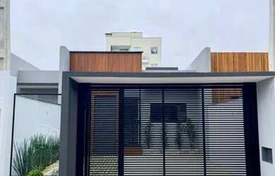 Imagem: A casa possui 3 Dormitórios, 2 Banheiros, 2 Vagas na garagem