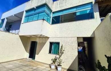 Imagem: A casa possui 4 Dormitórios, 2 Banheiros, 2 Vagas na garagem