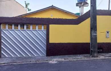 Imagem: A casa possui 3 Dormitórios, 2 Banheiros, 1 Vaga na garagem