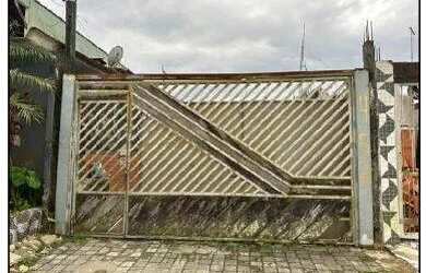 Imagem: A casa possui 2 Dormitórios, 2 Banheiros, 2 Vagas na garagem