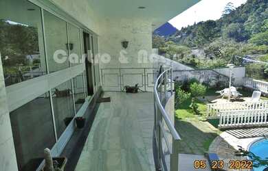 Imagem: A casa possui 4 Dormitórios, 3 Banheiros, 3 Vagas na garagem