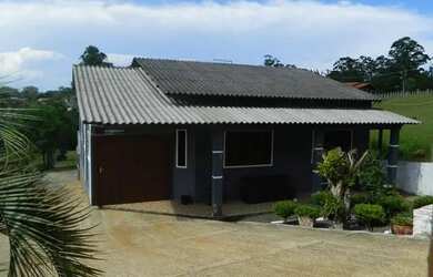 Imagem: A casa possui 1 Dormitório, 1 Banheiro, 2 Vagas na garagem