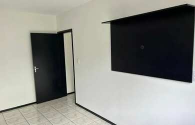 Imagem: O apartamento possui 1 Dormitório, 1 Banheiro, 1 Vaga na garagem