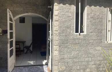 Imagem: A casa em condomínio possui 1 Dormitório e 1 Banheiro e está