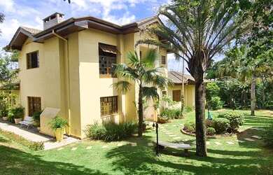 Imagem: A casa possui 4 Dormitórios, 5 Banheiros, 5 Vagas na garagem