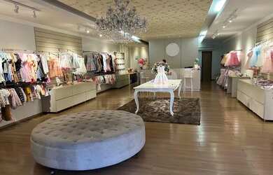 Imagem: O depósito possui 3 Vagas na garagem e 240m² de Área e está