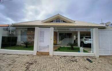 Imagem: A casa possui 2 Dormitórios, 4 Banheiros, 270m² de Área e