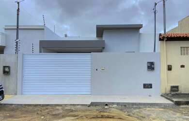 Imagem: A casa possui 3 Dormitórios, 3 Banheiros, 2 Vagas na garagem