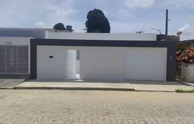 Imagem: A casa possui 3 Dormitórios, 3 Banheiros e 2 Vagas na garagem