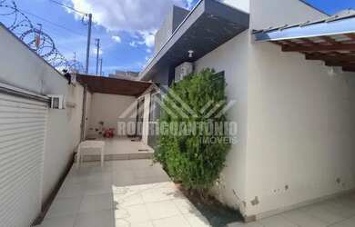 Imagem: A casa possui 3 Dormitórios, 2 Banheiros, 2 Vagas na garagem