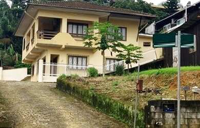 Imagem: A casa possui 4 Dormitórios, 3 Banheiros, 2 Vagas na garagem