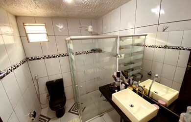 Imagem: A casa possui 3 Dormitórios, 3 Banheiros, 1 Vaga na garagem