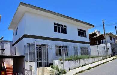 Imagem: A casa possui 5 Dormitórios, 2 Banheiros, 1 Vaga na garagem