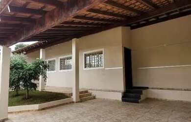 Imagem: A casa possui 3 Dormitórios, 3 Banheiros, 4 Vagas na garagem