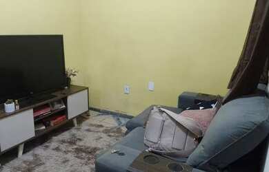 Imagem: A casa possui 1 Dormitório, 1 Banheiro, 1 Vaga na garagem e