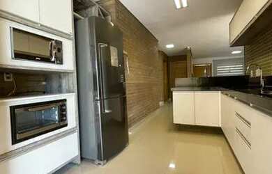 Imagem: A casa possui 3 Dormitórios, 4 Banheiros, 2 Vagas na garagem