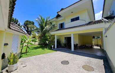 Imagem: A casa em condomínio possui 5 Dormitórios, 5 Banheiros, 3