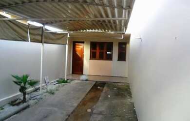 Imagem: A casa possui 3 Dormitórios, 2 Banheiros, 2 Vagas na garagem