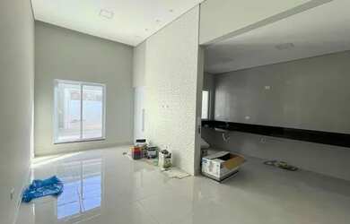 Imagem: A casa possui 2 Dormitórios, 2 Banheiros, 2 Vagas na garagem