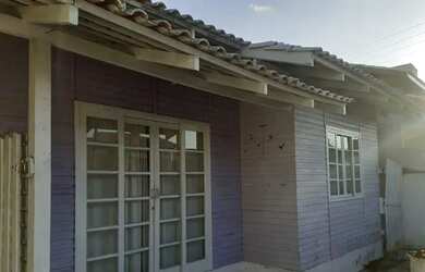 Imagem: A casa possui 2 Dormitórios, 1 Banheiro, 2 Vagas na garagem