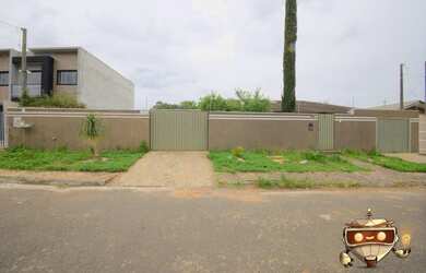 Imagem: A casa possui 1 Dormitório, 2 Banheiros, 3 Vagas na garagem