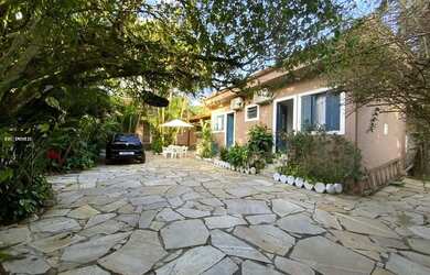 Imagem: A casa possui 4 Dormitórios, 1 Banheiro e 208m² de Área e