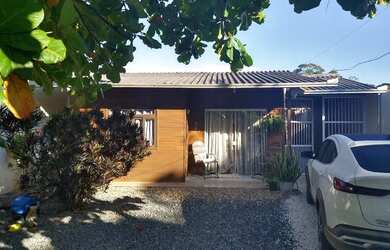 Imagem: A casa possui 2 Dormitórios, 2 Banheiros, 1 Vaga na garagem