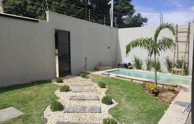 Imagem: A casa possui 3 Dormitórios, 2 Banheiros, 2 Vagas na garagem