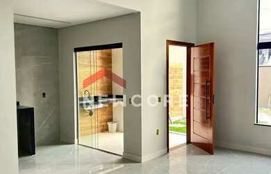 Imagem: A casa possui 3 Dormitórios, 2 Banheiros, 2 Vagas na garagem