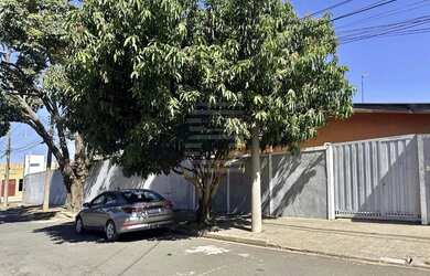 Imagem: A casa à venda possui 3 Dormitórios, 3 Banheiros, 4 Vagas